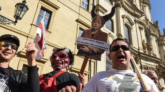 In Prag wurde Merkel auch von Gegnern ihrer Flüchtlingspolitik begrüßt. Tschechien wehrt sich weiter gegen Verteilungsquoten in der EU. Quelle: dpa