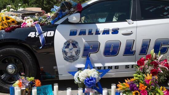 SBlumen und Kerzen erinnern an die fünf Polizisten, die am Donnerstag in Dallas von einem Attentäter erschossen wurden. Auch in anderen US-Städten wurde auf Polizisten geschossen. Quelle: AFP