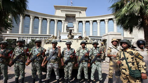 Soldaten vor dem Verfassungsgericht in Kairo. Quelle: dpa Soldaten vor dem Verfassungsgericht in Kairo. Quelle: dpa