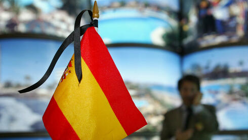 Eine spanische Flagge mit Trauerflor: Staatsschulden ohne Ende? Quelle: AP