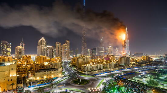 Das Bild aus der Silvesternacht: In Dubai brennt das Address-Hotel. Quelle: dpa