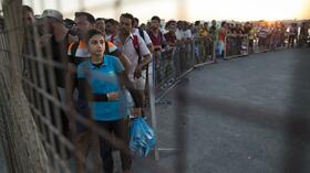 huGO-BildID: 47858247 Migrants and refugees wait to board on an Athens-bound ferry at the southeastern island of Kos, Greece, late Thursday, Aug. 13, 2015. Police flew in reinforcements to accelerate the process, and some 400 people boarded an Athens-bound ferry late Thursday, a day after another 1,500 left by sea for the Greek capital. Many hundreds are expected to leave by ferry in coming days. (AP Photo/Alexander Zemlianichenko) Quelle: ap