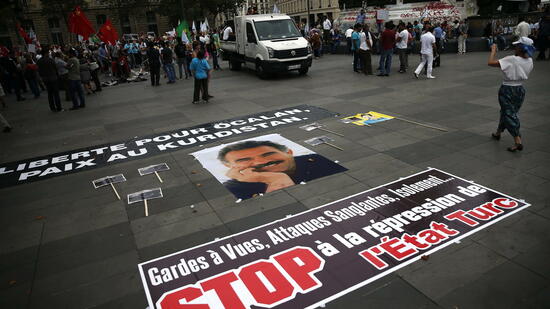 Sie fordern, dass die Gewalt gegen Kurden enden solle und dass der Chef der Partei PKK, Abdullah Öcalan, freigelassen werden solle: Kurden in Paris. Quelle: dpa