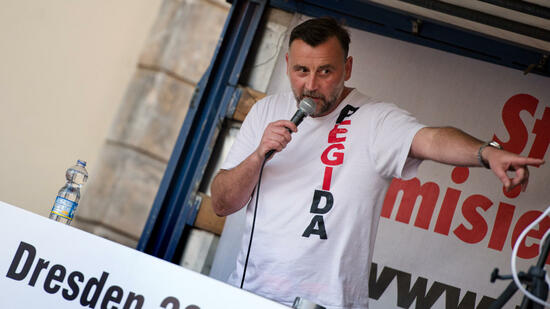 Pegida-Mitbegründer Lutz Bachmann bei einer Kundgebung der islamfeindlichen Pegida-Bewegung auf dem Wienerplatz in Dresden (Sachsen). Quelle: dpa