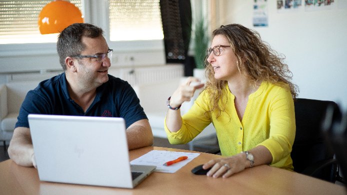 Firmenwagen leasen oder kaufen? FLOTTENAGENTIN Julia Dobler im Beratungsgespräch