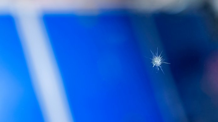 Steinschlag: Kosten bei der Reparatur sparen Steinschlag: Kosten bei der Reparatur sparen