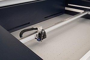 Laserachse und Laserkopf mit Vakuumtisch Laserachse und Laserkopf mit Vakuumtisch