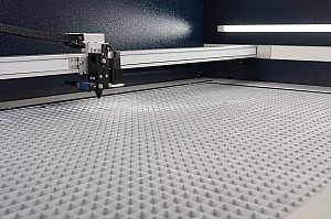 Laserachse und Laserkopf mit Schneidetisch Laserachse und Laserkopf mit Schneidetisch