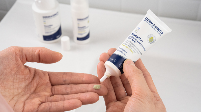 Rosacea: Die DERMASENCE RosaMin Getönte Tagespflege mit LSF 50 in der Anwendung