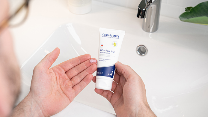Schuppenflechte: Die DERMASENCE Vitop Psoricur Akutpflegecreme in der Anwendungalternativer Bildtext