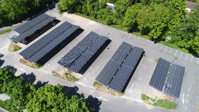 Ein Solar-Carport aus der Luft