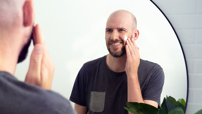 Trockene Haut - Mann trägt DERMASENCE Adtop-Produkt im Gesicht auf