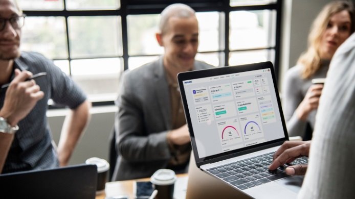 Lohnabrechnung selbst machen - Es findet ein Team-Meeting statt, bei dem die Lohnabrechnungssoftware von Paychex Europe zum Einsatz kommt