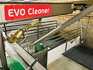 Lösung für Stallreinigung mit dem EVO Cleaner - Stallhygiene fördern Lösung für Stallreinigung mit dem EVO Cleaner - Stallhygiene fördern