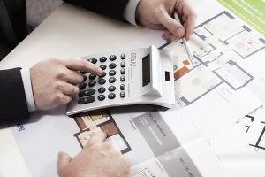 Uwe Thierbach berät zur genormten Finanzdienstleistung