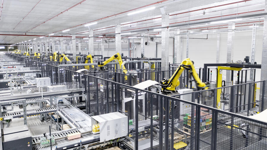 In der hochautomatisierten Anlage sind 95 % der Kommissionierprozesse automatisiert, unter anderem durch Depalettier- und Palettierroboter. // Weiterer Text über ots und www.presseportal.de/nr/160534 / Die Verwendung dieses Bildes für redaktionelle Zwecke ist unter Beachtung aller mitgeteilten Nutzungsbedingungen zulässig und dann auch honorarfrei. Veröffentlichung ausschließlich mit Bildrechte-Hinweis. Quelle: SSI SCHÄFER/SSI SCHÄFER - Fritz Schäfer GmbH