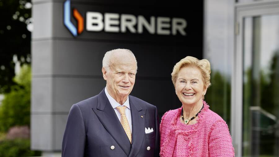 Mit einem feierlichen Festakt hat die BERNER Group ihren Gründer Albert Berner aus Anlass seines 90. Geburtstags geehrt. An der Seite seiner Frau Ursula verfolgte der Jubilar die Veranstaltung im Stammhaus des B2B-Handelskonzerns in Künzelsau (Baden-Württemberg). // Weiterer Text über ots und www.presseportal.de/nr/122571 / Die Verwendung dieses Bildes für redaktionelle Zwecke ist unter Beachtung aller mitgeteilten Nutzungsbedingungen zulässig und dann auch honorarfrei. Veröffentlichung ausschließlich mit Bildrechte-Hinweis. Quelle: Berner Omnichannel Trading Holdi/Berner Omnichannel Trading Holding SE