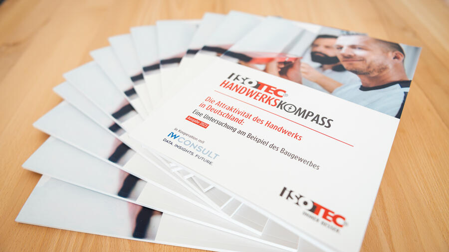 Exemplare des ISOTEC-Handwerkskompass - die Studie untersucht und analysiert die Attraktivität des Handwerks in Deutschland am Beispiel des Baugewerbes // Weiterer Text über ots und www.presseportal.de/nr/54519 / Die Verwendung dieses Bildes für redaktionelle Zwecke ist unter Beachtung aller mitgeteilten Nutzungsbedingungen zulässig und dann auch honorarfrei. Veröffentlichung ausschließlich mit Bildrechte-Hinweis. Quelle: ISOTEC GmbH/Marcel Kluge