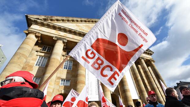 IG BCE: Chemiegewerkschaft fordert sechs Prozent mehr Lohn