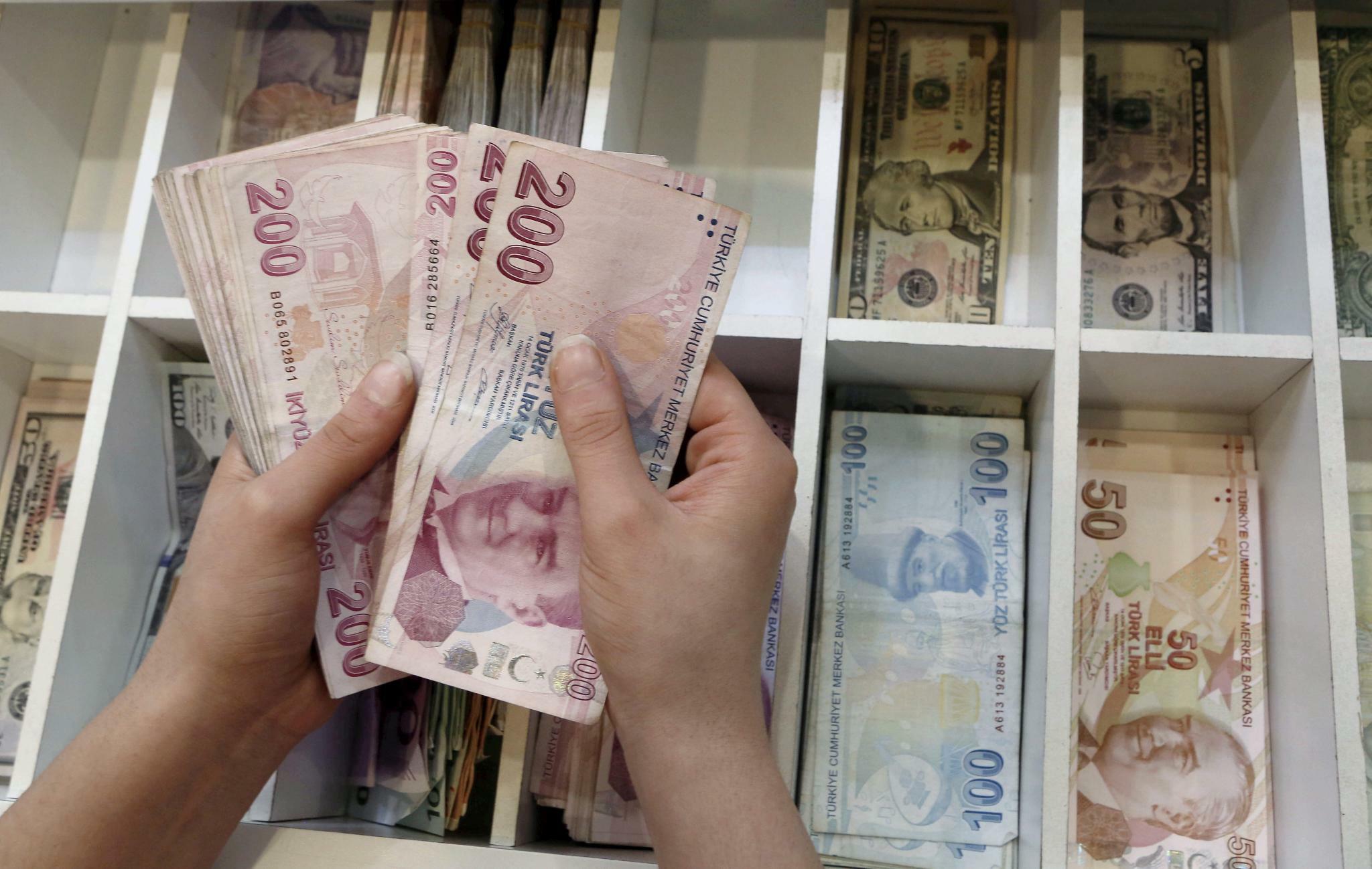 Lira Kurs Aktuell Turkische Lira Fallt Auf Rekordtief