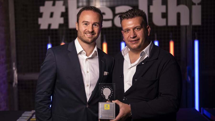 Dr. Philipp S. F. Wustrow und Dr. Max Tischler mit ihrem Health-i Award. Quelle: Dominik Butzmann