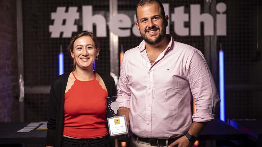 Christina Weber und Edoardo Romero Borrero aus dem Management-Team von Puray erhielten den Health-i Award in der Kategorie Junge Projekte für die Entwicklung eines selbststerilisierenden Harnwegskatheters. Quelle: Dominik Butzmann