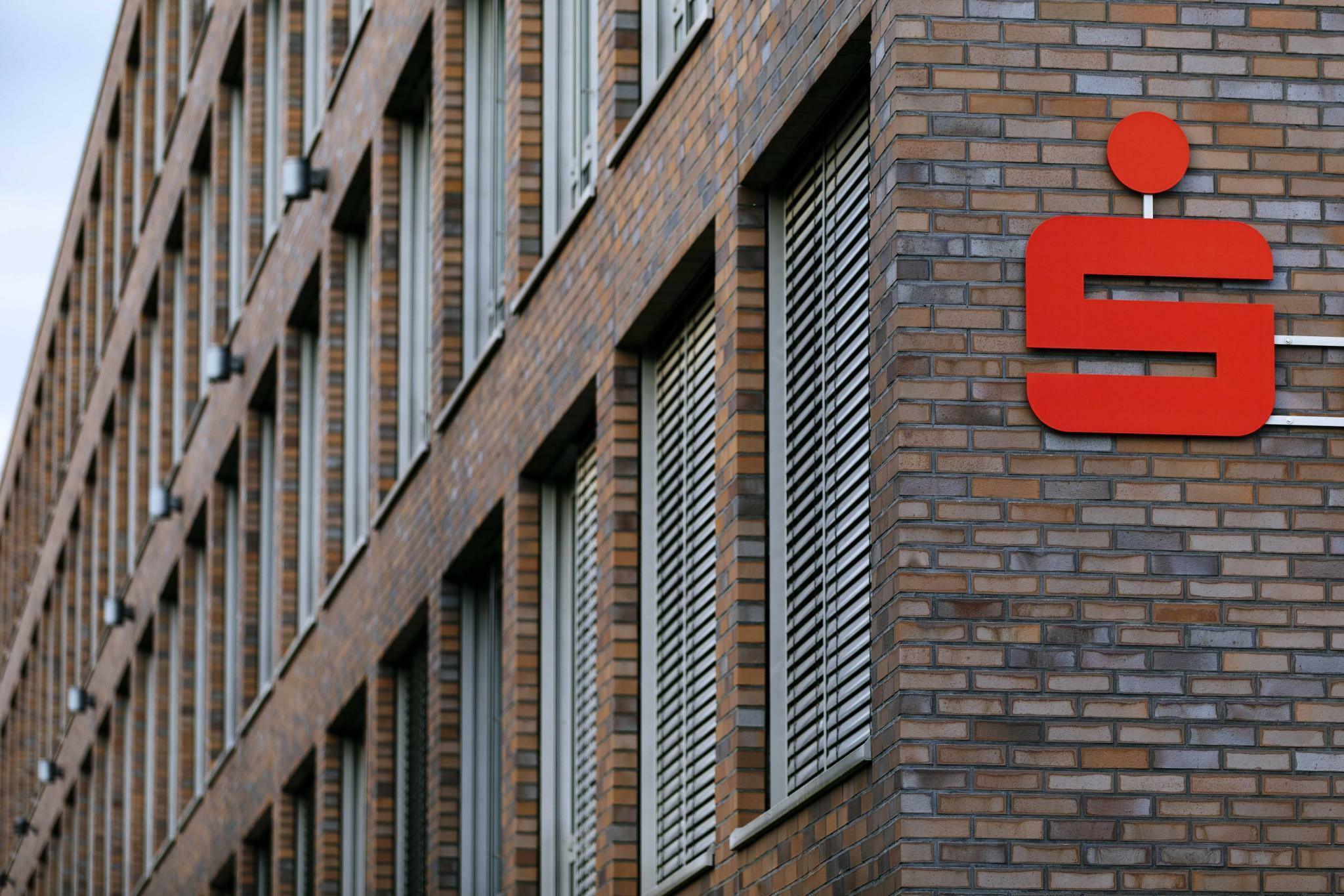 Sparkassen Mehr Als 100 Institute Kundigen Pramiensparvertrage