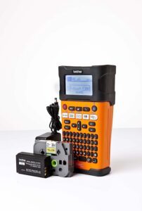Brother PT-E300VP Industrielles Beschriftungsgerät inklusive Lithium-Ionen Akku, Netzadapter und Transportkoffer (für TZe-Schriftbänder und HSe-Schrumpfschläuche, Thermotransfer-Druckverfahren)
