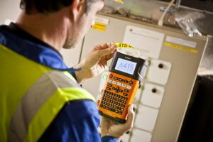 Brother PT-E300VP Industrielles Beschriftungsgerät inklusive Lithium-Ionen Akku, Netzadapter und Transportkoffer (für TZe-Schriftbänder und HSe-Schrumpfschläuche, Thermotransfer-Druckverfahren)