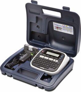 Brother PT-D200BWVP Beschriftungsgerät inklusive Netzadapter und Transportkoffer (für 3,5 bis 12 mm breite TZe-Schriftbänder, bis zu 20 mm/Sek. Druckgeschwindigkeit), Schwarz, One size
