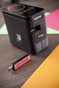 Brother PT-P750W Beschriftungsgerät für den PC inklusive WLAN und NFC (für 3,5 bis 24 mm breite TZe-Schriftbänder, bis zu 30 mm/Sek. Druckgeschwindigkeit)