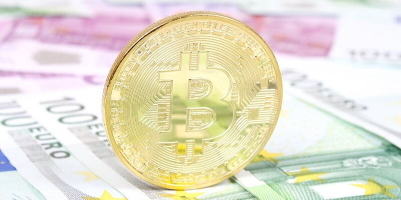 Bitcoin vor Euroscheinen - Symbolbild für das Thema Krypto Steuer AB